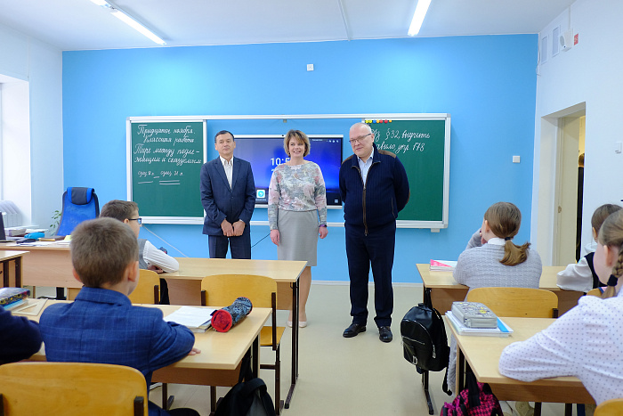 Александр Соколов: фасад Краснооктябрьской школы поможем отремонтировать, когда местные власти снесут заброшенное соседнее здание